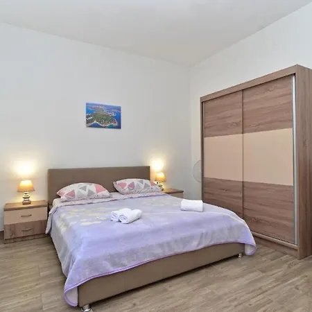 Charming Coastal Gateway דירה